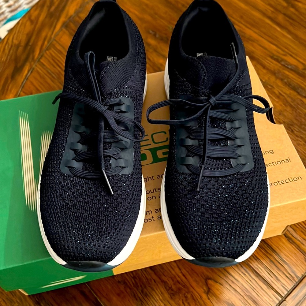 NWT Sketchers Go Golf Navy woman’s Golf Shoes.